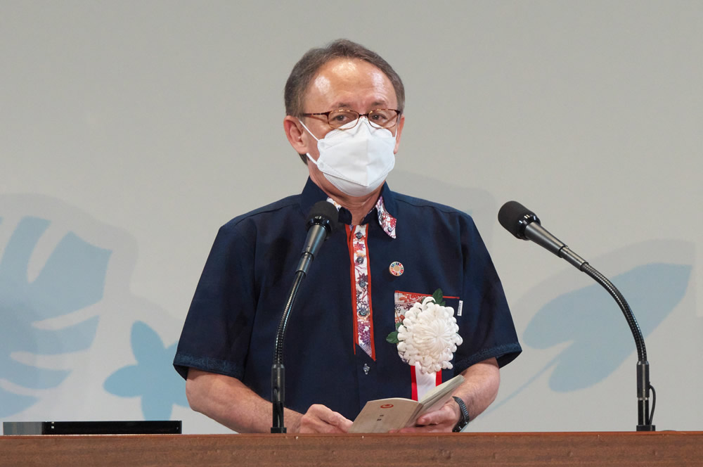 「沖縄復帰５０周年記念式典」で式辞を述べる玉城デニー沖縄県知事（2022年5月15日午後、沖縄県宜野湾市）